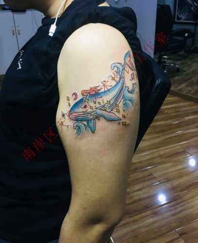 大臂彩色鲸鱼纹身